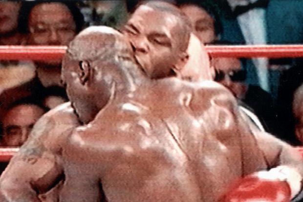 mike tyson morso orecchio holyfield