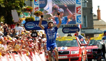 Richard Virenque arriva con le dita rivolte al cielo nella tappa di Saint Flour al tour 2004. La dedica è per un suo amico.