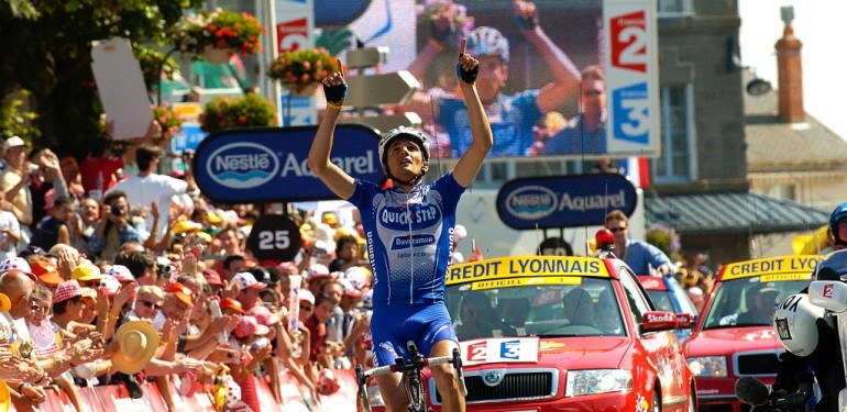 Richard Virenque arriva con le dita rivolte al cielo nella tappa di Saint Flour al tour 2004. La dedica è per un suo amico.