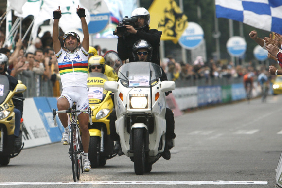 Paolo Bettini vince il Giro di Lombardia 2006 pochi giorni dopo la morte del fratello Sauro.