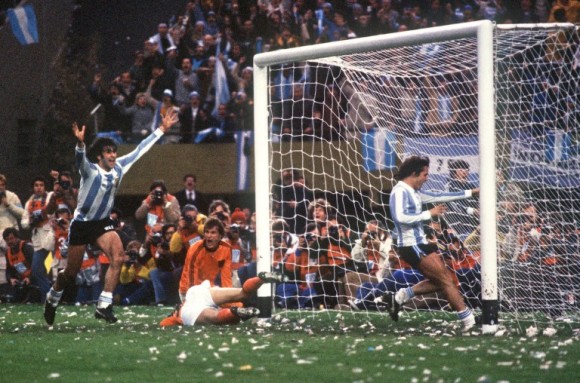 Mario Kempes segna uno dei due gol nella finale con l'Olanda al Mondiale del 1978. Su un tappeto di papelitos.