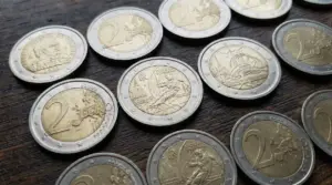 Monete da 2 euro rare e commemorative disposte su un tavolo, fotografate da vicino