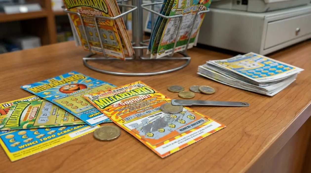 Gratta e vinci su un bancone di tabaccheria con monete e strumento per grattare accanto alla cassa