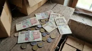 Vecchie lire italiane in banconote e monete trovate su un tavolo impolverato in soffitta