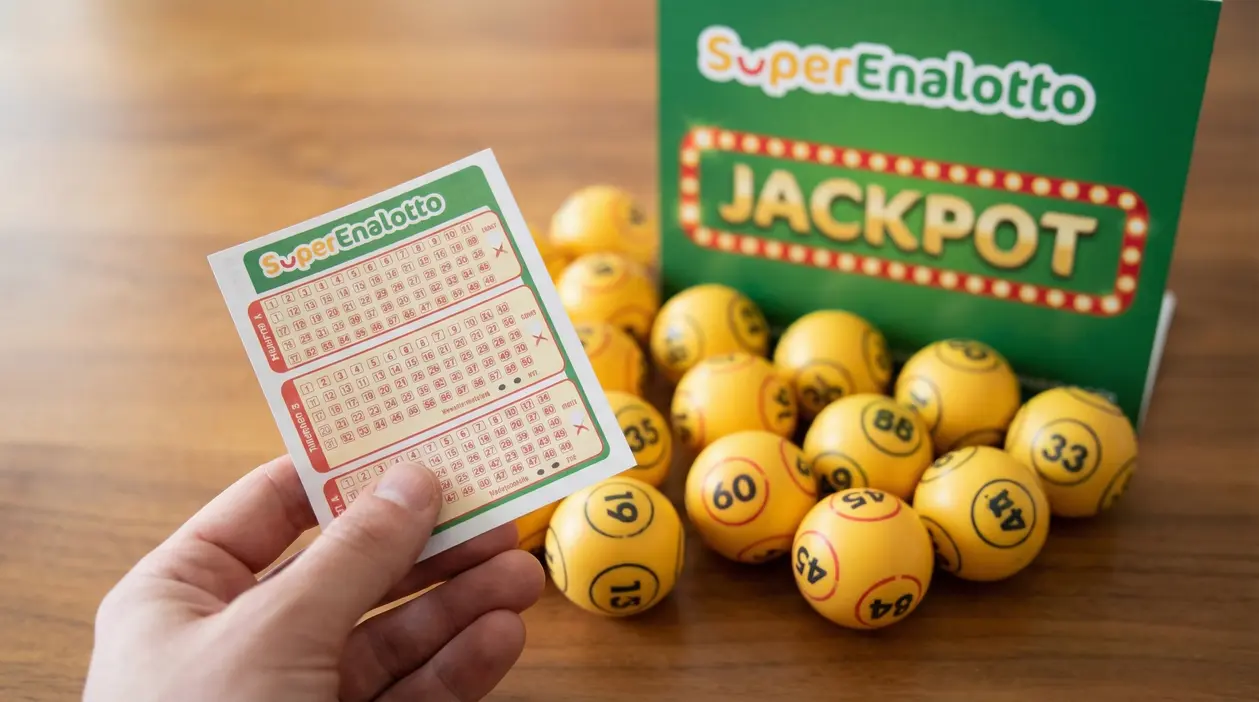 Mano con schedina del Superenalotto accanto a palline numerate, simbolo della vincita del 6